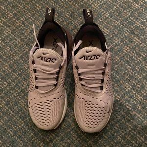 EUC NIKE 270 size mens 5.5